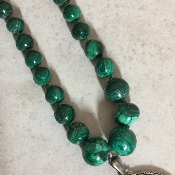 Emerald green beaded necklace with drop pendant - Picture 5 of 7
